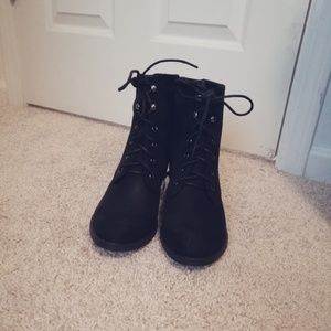 BRAND NEW Refresh heeled lace up boots
